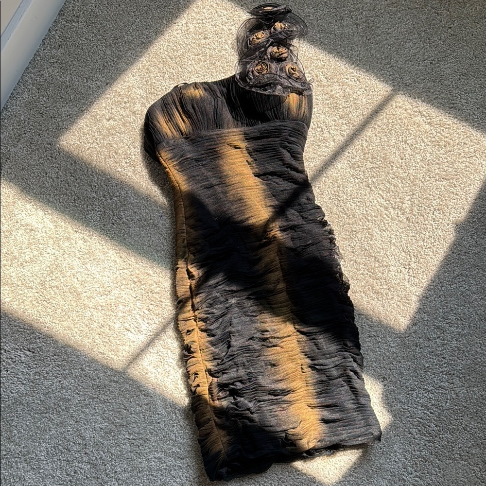 Chic One Shoulder Black and Gold Dress